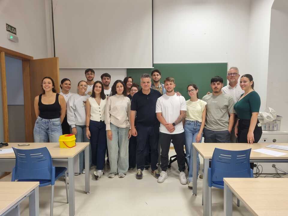 20250524_1020Jesús Sánchez Garrido, enfermero del Servicio de Urgencias de Atención Primaria durante uno de los cursos de sutura / Colegio Oficial de Enfermería de Ceuta18