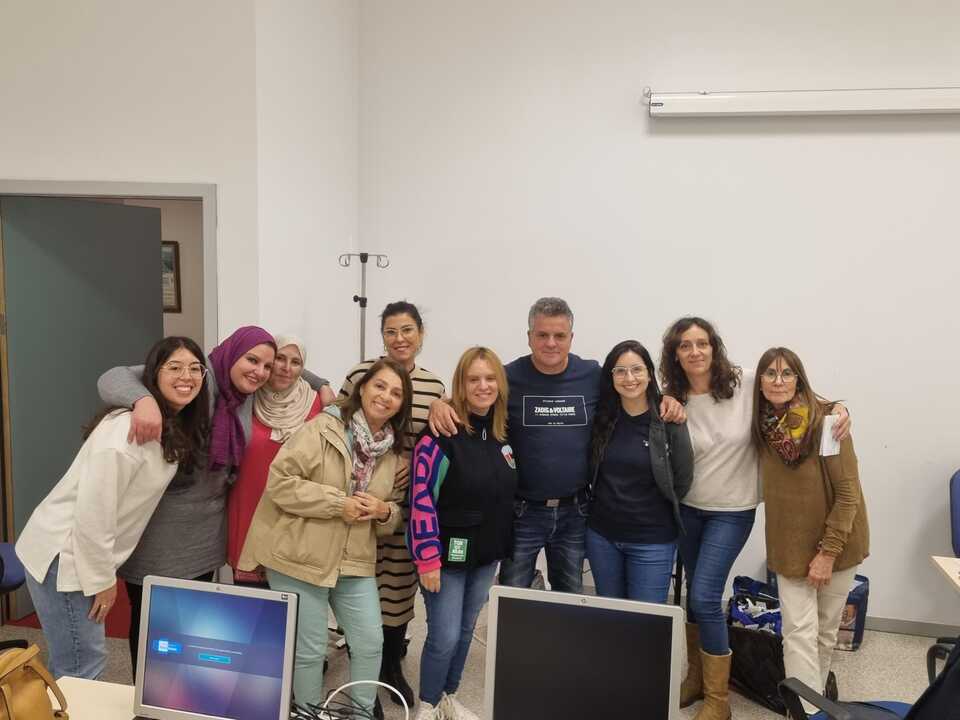Jesús Sánchez Garrido, enfermero del Servicio de Urgencias de Atención Primaria durante uno de los cursos de sutura / Colegio Oficial de Enfermería de Ceuta