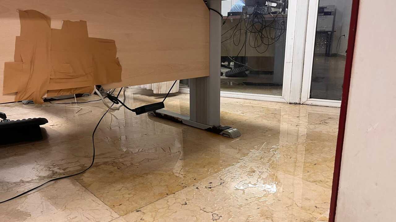 Inundaciones por las lluvias en el Centro de Salud del Recinto; cables sobre el suelo mojado de una oficina / CAD