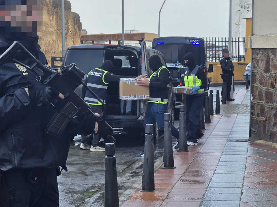 Policía Nacional durante la operación en la calle Cid, en la barriada del Mixto