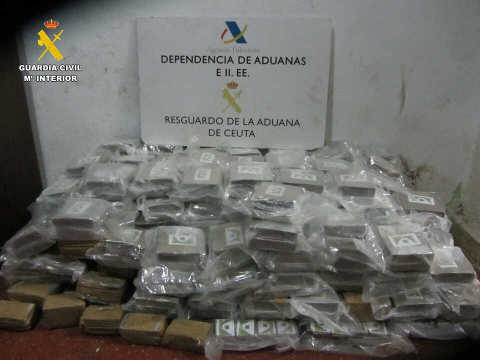 La Guardia Civil incauta más de cien kilos de droga (hachís) en el Tarajal (4)
