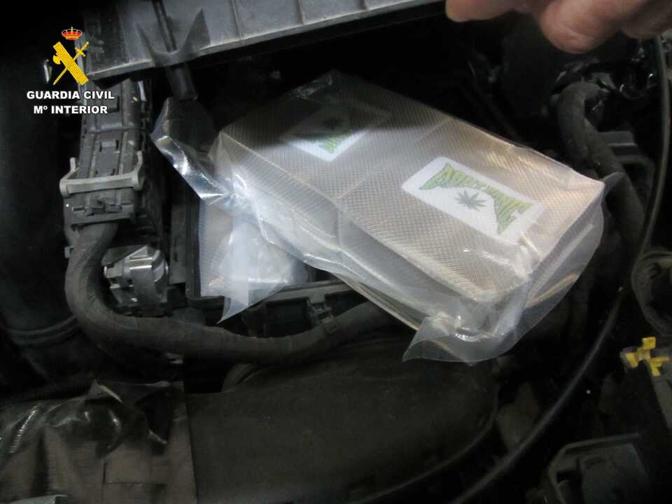 La Guardia Civil incauta más de cien kilos de droga (hachís) en el Tarajal (7)