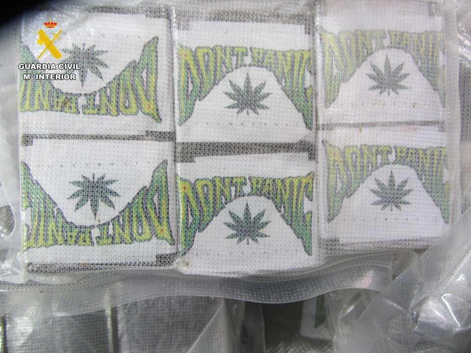 La Guardia Civil incauta más de cien kilos de droga (hachís) en el Tarajal (8)