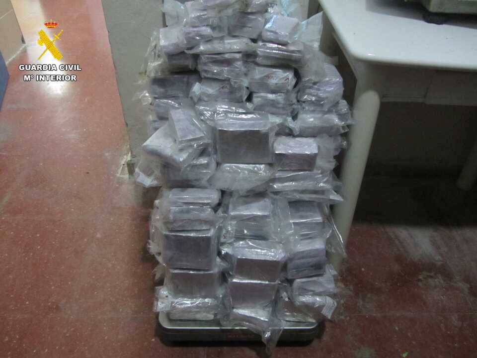 Los 67 kilos de hachís encontrados por la Guardia Civil en el doble fondo de un coche / GC