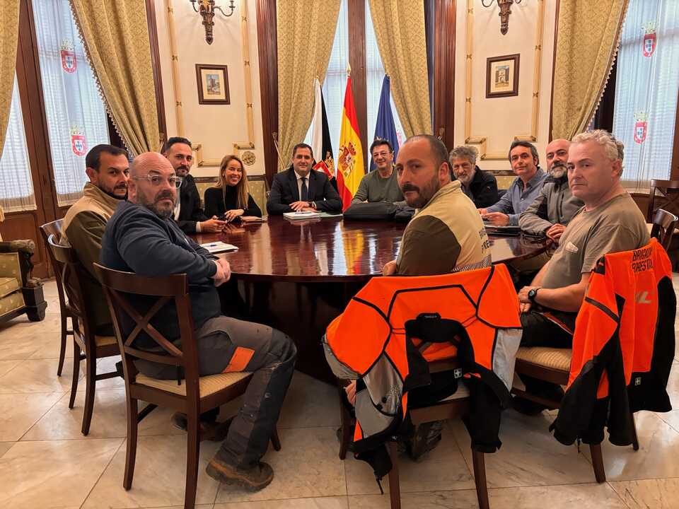 Reunión entre Medio Ambiente y las brigadas forestales / Cedida