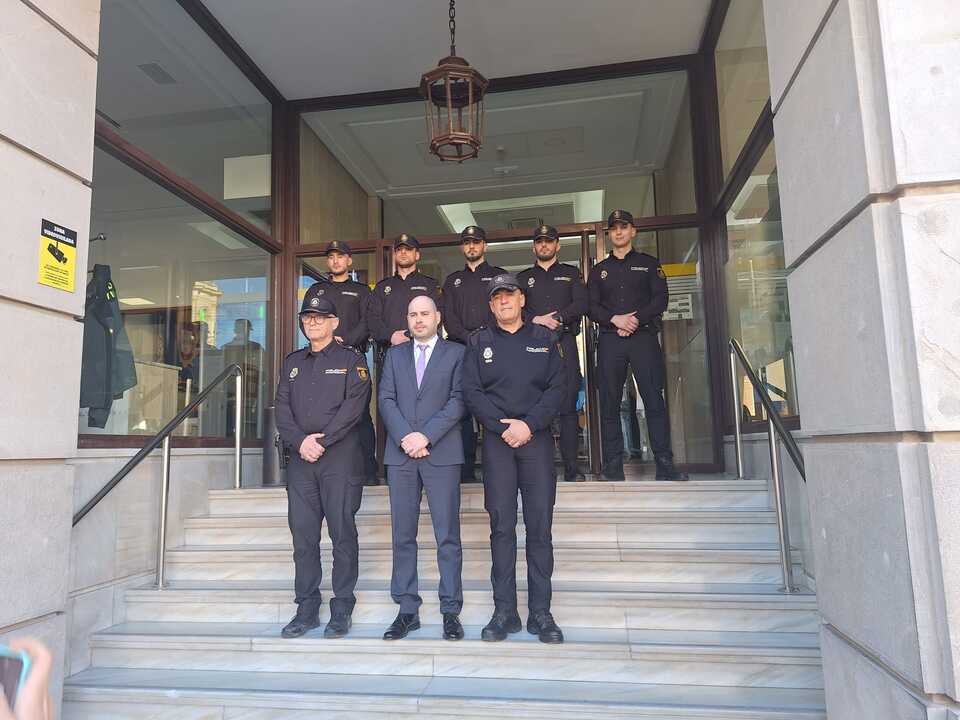 Pérez Triano recibe a cinco nuevos inspectores de la Policía Nacional / Delegación del Gobierno