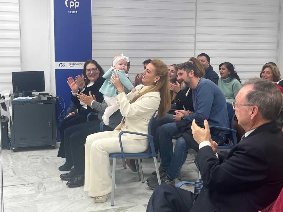 Entrega del premio Mujer 10 a Nazaret Compaz.