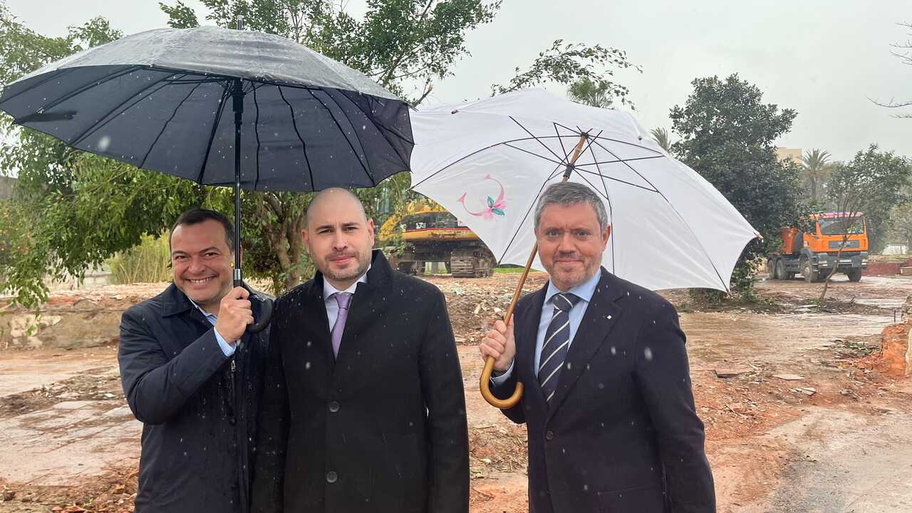 Gonzalo Sanz, Miguel Ángel Pérez Triano y Juian Manuel Doncel en la parcela donde estaban los antiguos chalés del puerto, ya derribados (2)