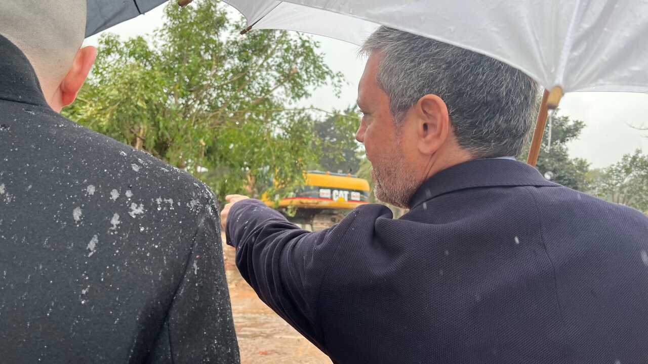 Pérez Triano y Doncel en la parcela donde estaban los antiguos chalés del puerto, ya derribados (4)