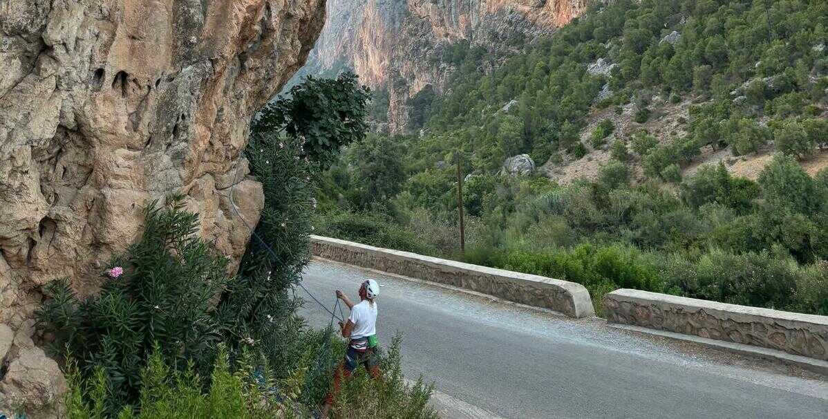 Miembros del club en plena escalada.