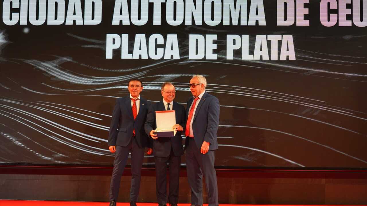 Entrega de la placa de plata a la Federación de Triatlón.