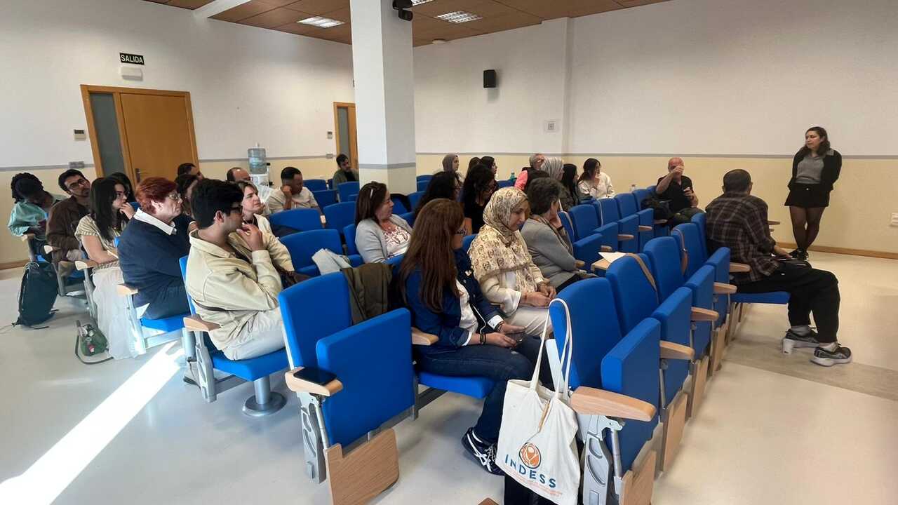 Asistentes a la mesa redonda en la UNED.