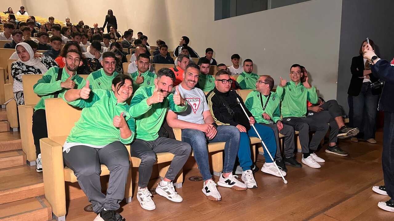 El ex jugador de fútbol de primera división Álex Sánchez cuenta su historia en el Revellín / M.R.