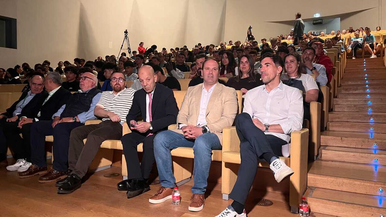 El ex jugador de fútbol de primera división Álex Sánchez cuenta su historia en el Revellín / M.R.