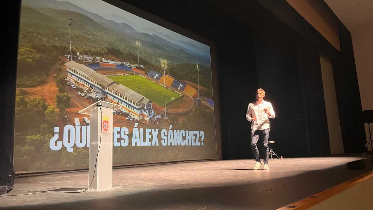 El ex jugador de fútbol de primera división Álex Sánchez cuenta su historia en el Revellín / M.R.