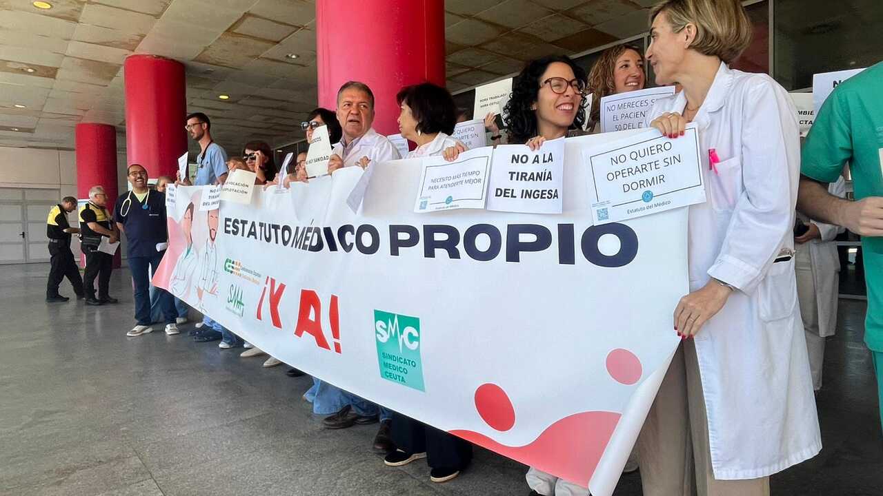 Huelga de médicos a las puertas del HUCE (4)