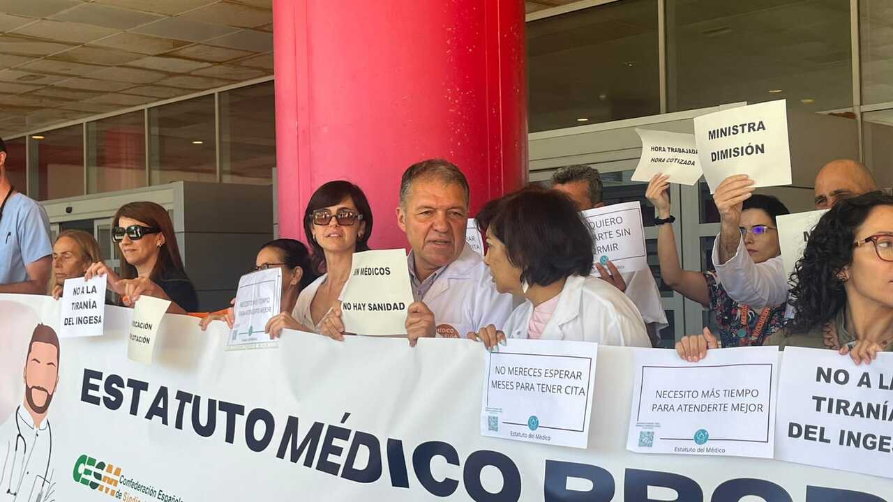 Huelga de médicos a las puertas del HUCE (6)