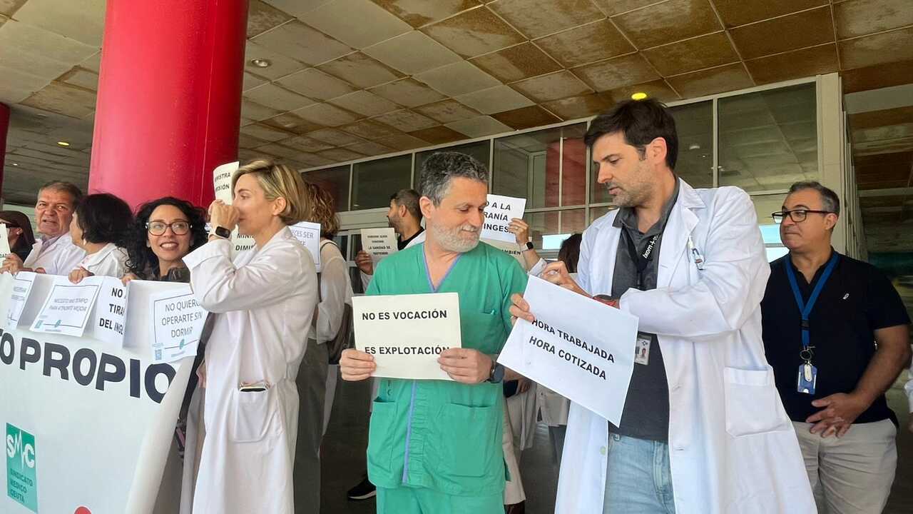 Huelga de médicos a las puertas del HUCE (5)