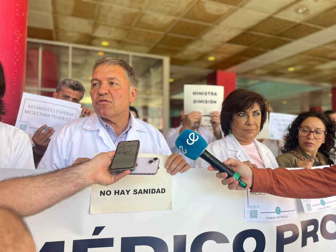 Huelga de médicos a las puertas del HUCE (9)