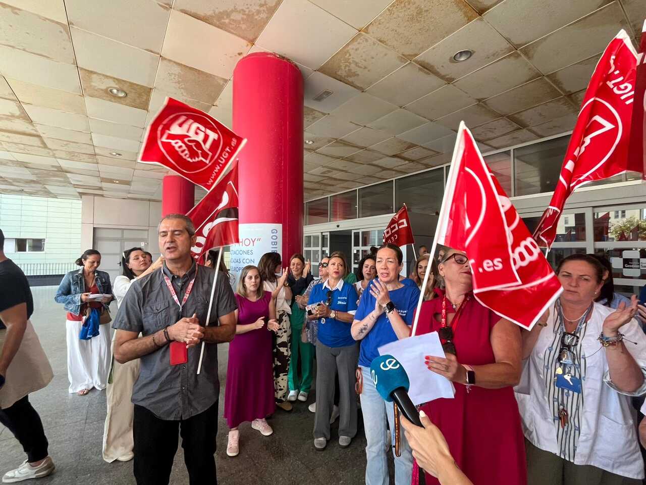 Manifestación de UGT y CCOO en el Hospital.1