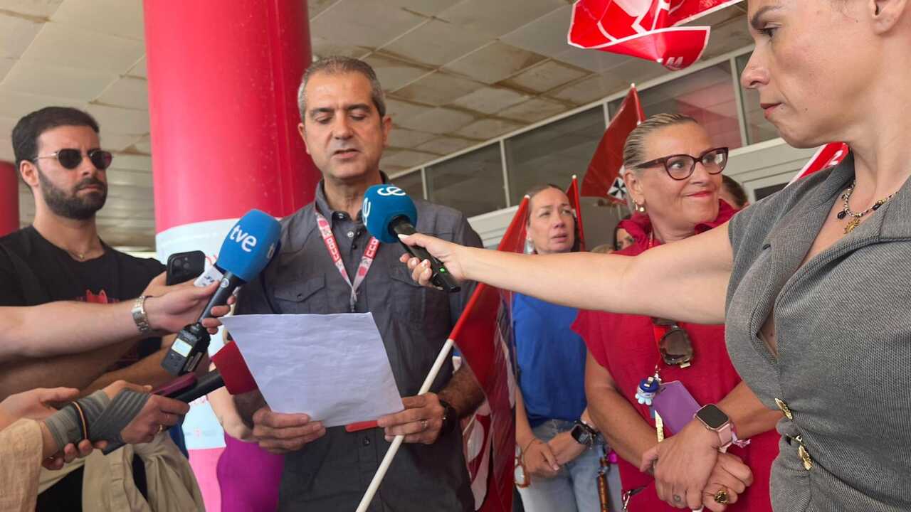 Manifestación de UGT y CCOO en el Hospital.2